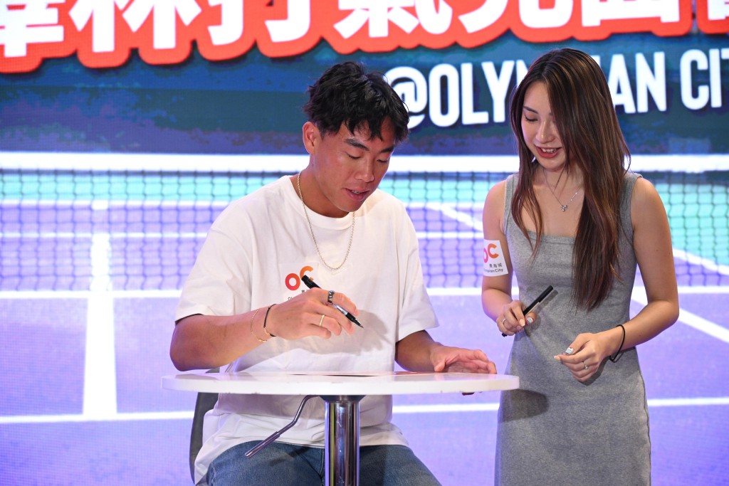 Coleman為粉絲簽名。蘇正謙攝 Coleman為粉絲簽名。蘇正謙攝
