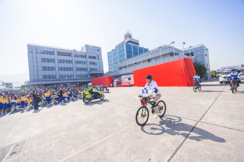 道路安全日的活動包括民安隊少年團花式單車表演、安全巴士流動教室、大型車輛盲點體驗及一系列展區和遊戲攤位。