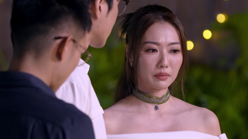 阮嘉敏亦落淚。 阮嘉敏亦落淚。