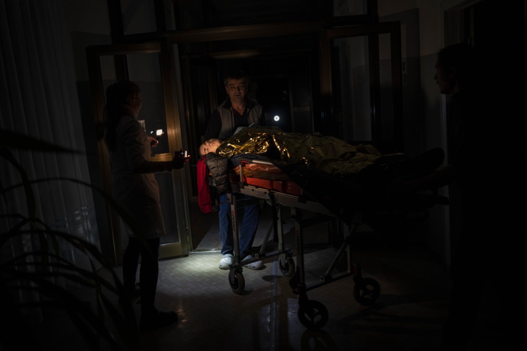 烏克蘭赫松爾醫生們在缺水、缺電和缺乏設備的情況下艱難應對照顧病人。AP