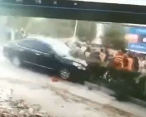 私家车撞向人群。影片截图