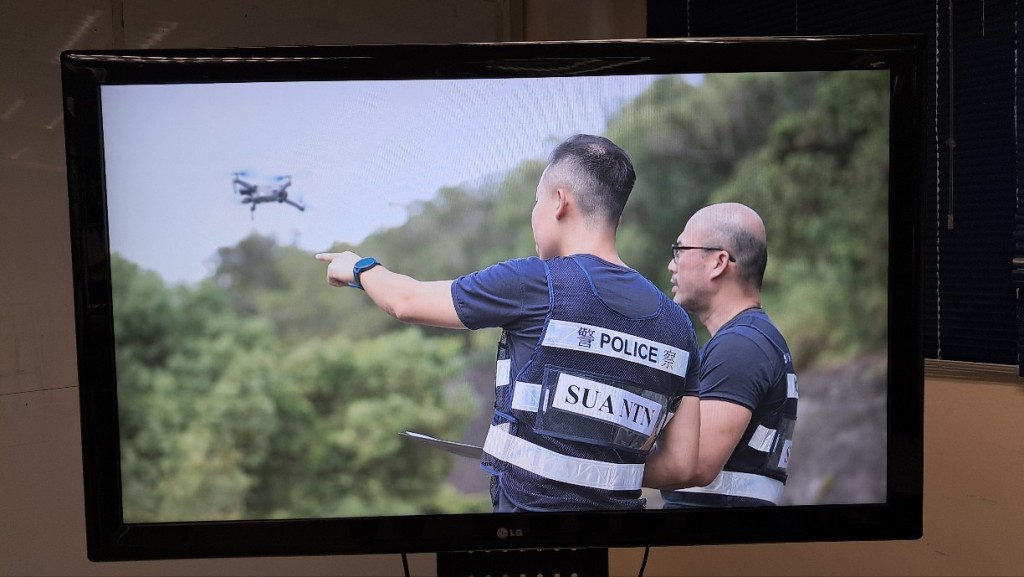 警方使用无人机加强侦查。