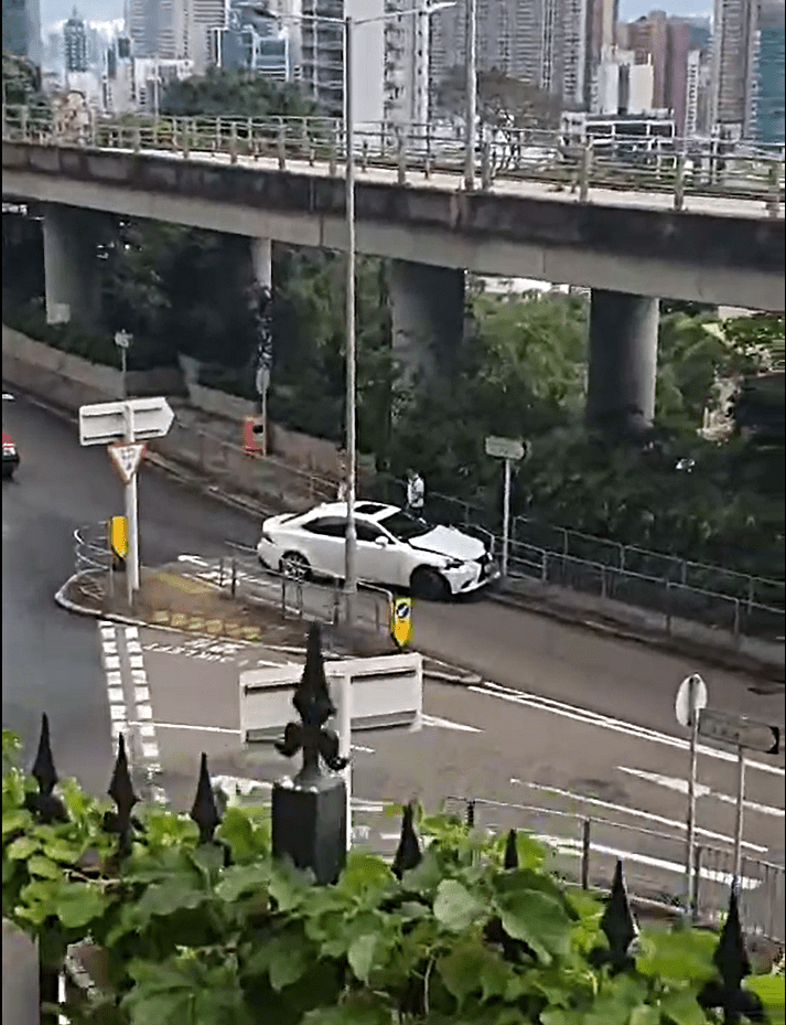 私家車自炒撞欄。fb：車cam L（香港群組）