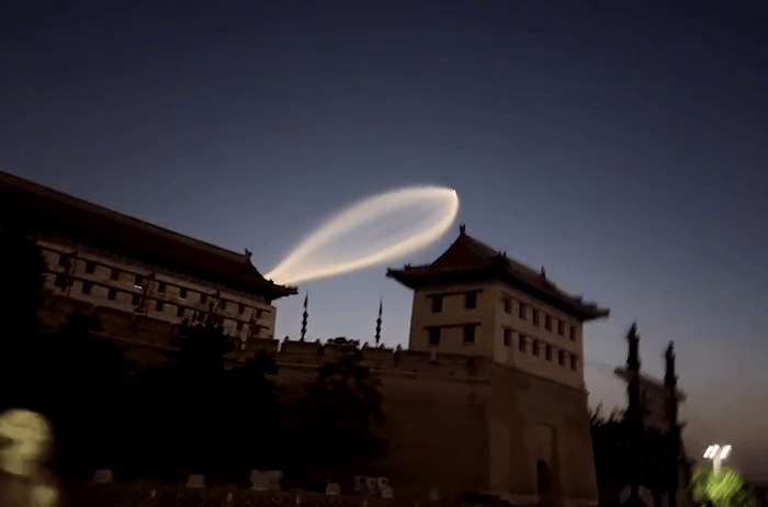 西安城牆上空驚現UFO? 西安城牆上空驚現UFO?