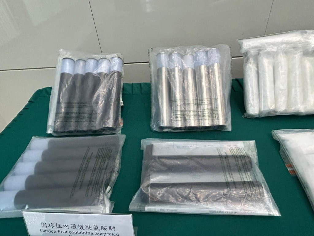 海關在包裹內尋獲17支園林燈柱。曾志恒攝