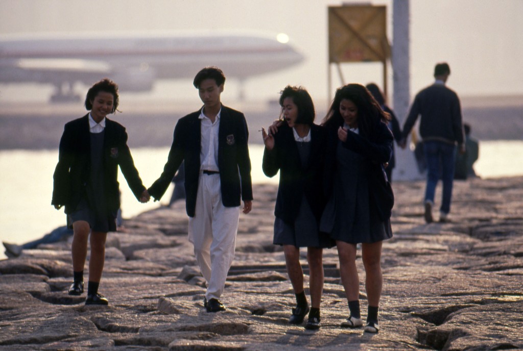 告別啟德機場25載｜Greg Girard, Students after school, Kwun Tong breakwater, Hong Kong 1987