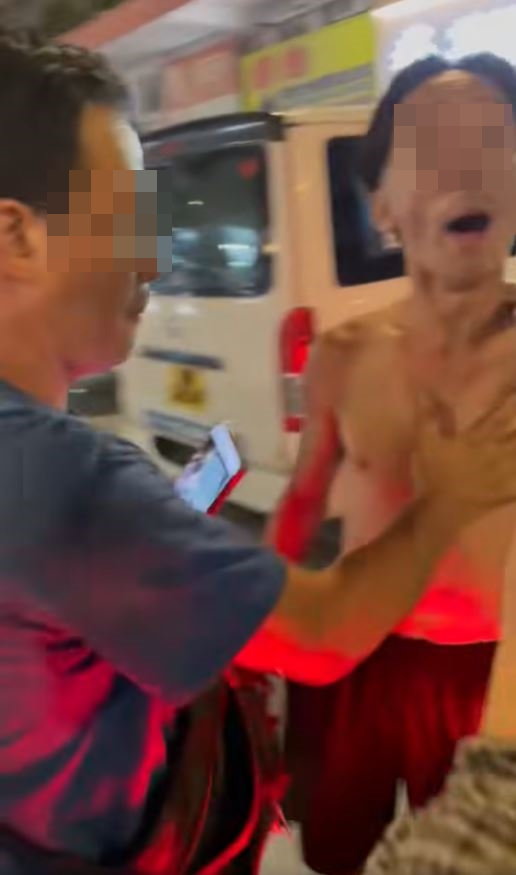 赤膊男被指「排骨仔」，登時火起撩司機「隻揪」。fb車cam L（香港群組）圖片