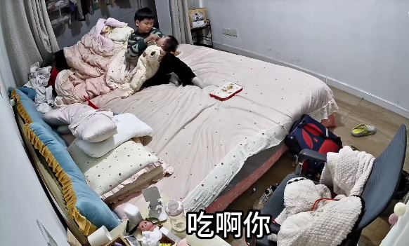 江苏有小兄长因妹妹扭计，独力照顾下也情绪崩溃起来。微博