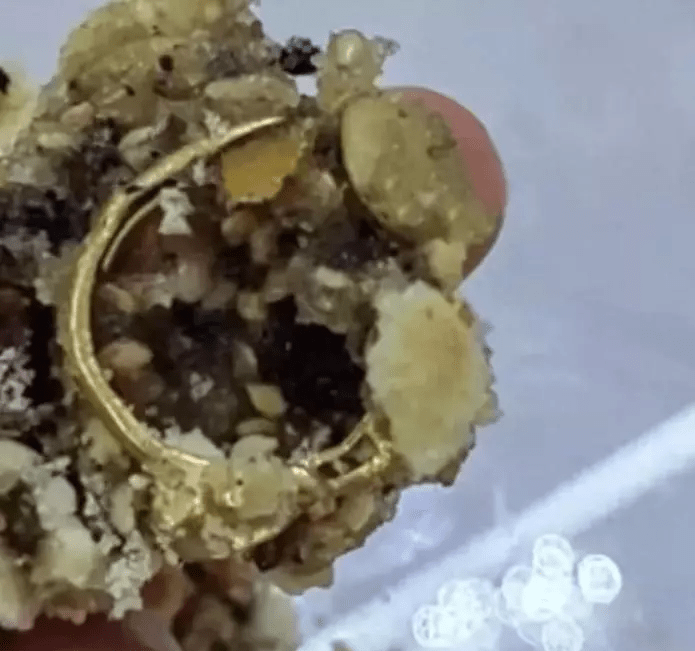 網上影片顯示，一枚金色的戒指被完整地包裹在月餅餡料中。