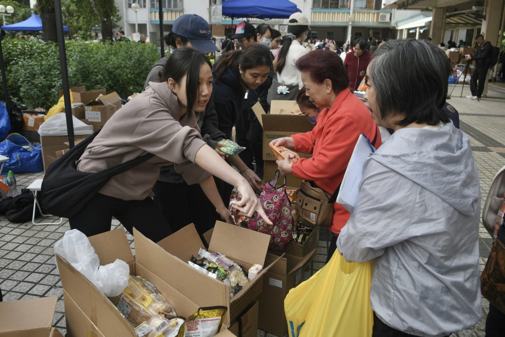 現場有不少物資供災民應急。 現場有不少物資供災民應急。