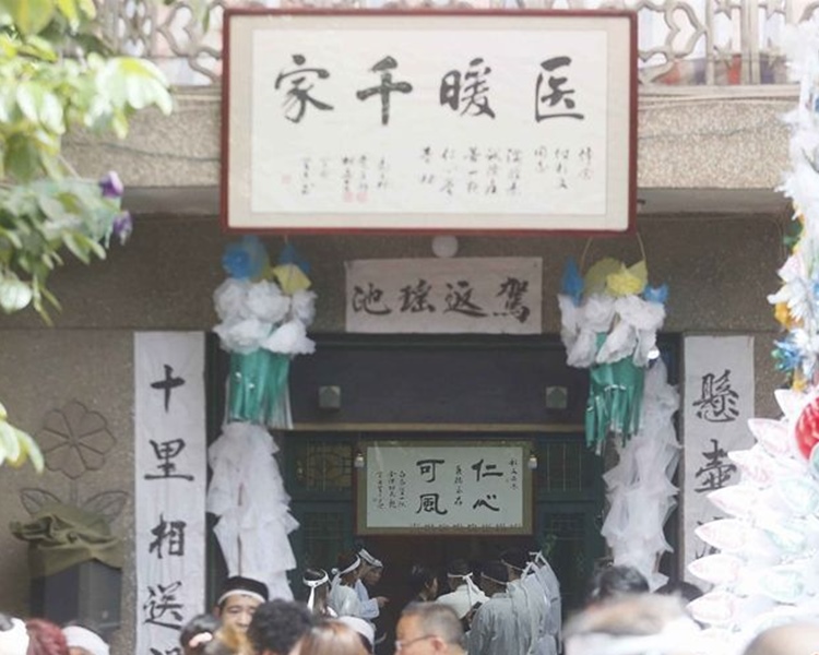 幾乎每戶的村民都送來花圈致意。
