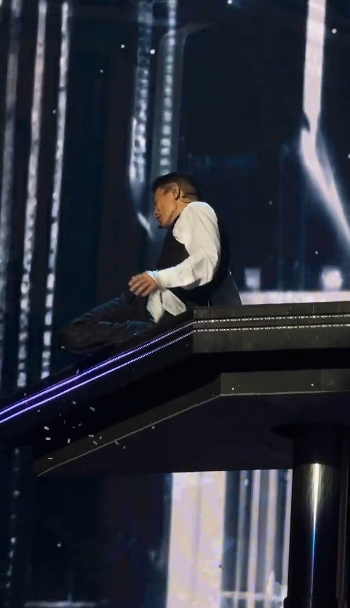 劉德華的膝蓋已經跪到出台邊凌空着，但他仍很專業，沒有影響表演，繼續唱。