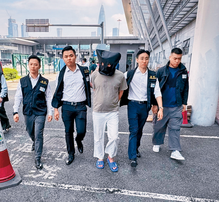 香港警方經相互通報機制,在深圳灣口岸從內地執法機關接收男疑犯。