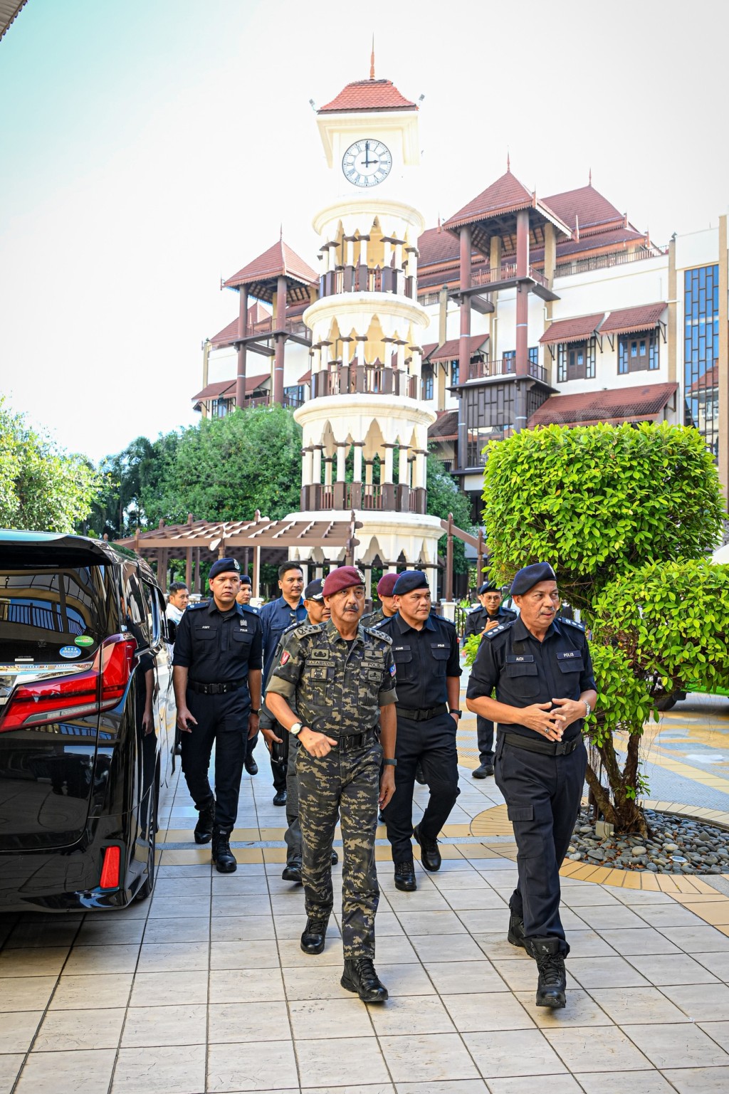大马警察总长拉扎鲁丁视察习近平访马涉及的机场和酒店等设施的安保情况。　马来西亚警方FB