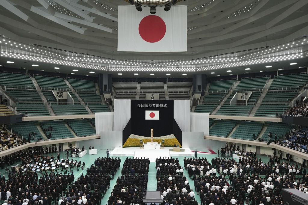 日本政府在武道館舉辦「全國戰歿者追悼式」。美聯社 日本政府在武道館舉辦「全國戰歿者追悼式」。美聯社