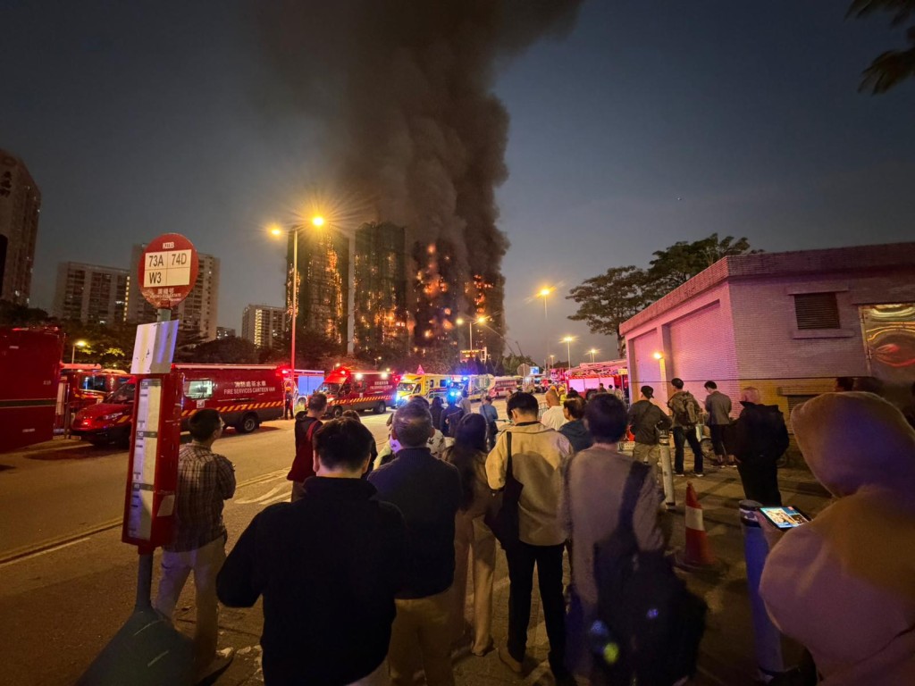 大埔宏福苑宏昌閣發生大火，其後波及旁邊多幢樓宇。曾志恒攝