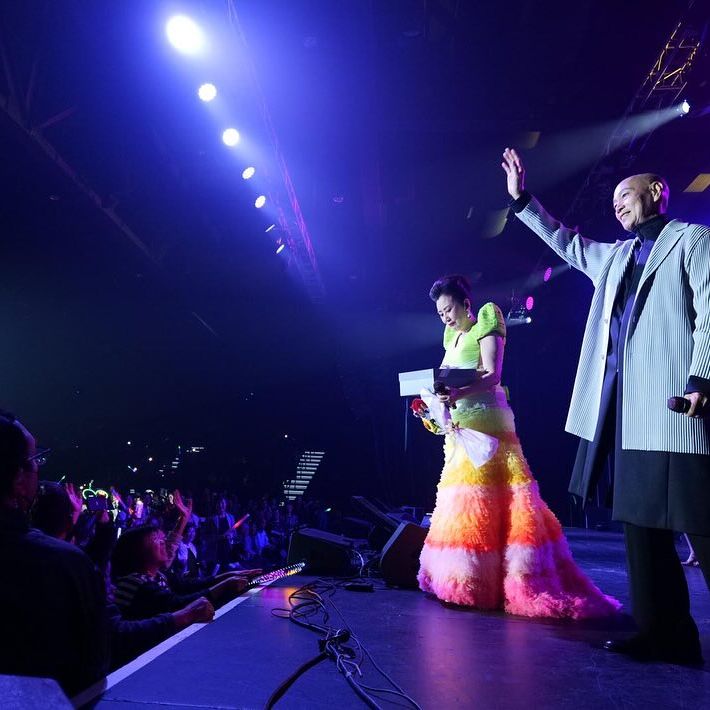 汪明荃與羅家英以夫妻檔去了美國舉行《荃家開心經典金曲演唱會》。