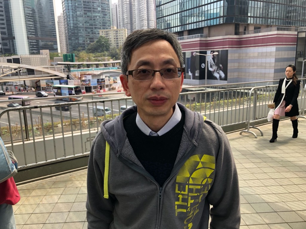 許先生認為2000元不應直接派比學生,應讓有需要學生自行申請。