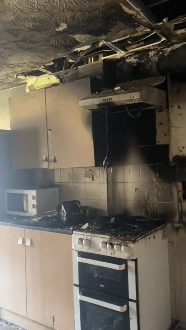 整個廚房區域都遭受波及，燒成一片焦黑。  （截圖自Twitter）