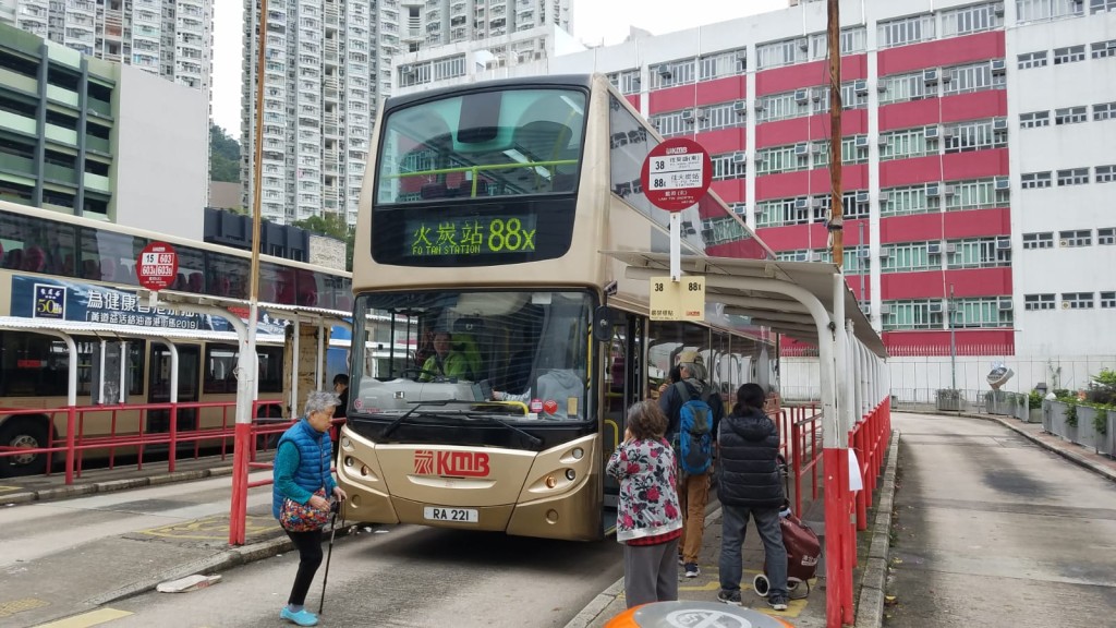 有市民看見余倩瑛當日乘坐88X號巴士往沙田。