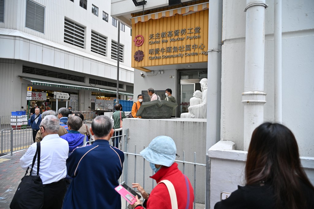 住戶到場了解外牆維修工程。