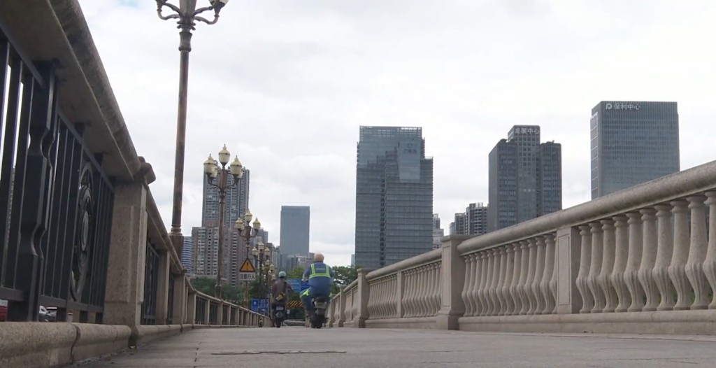 廣州大橋驚現攔路風箏線，多名司機被割頸𠝹衫兼炒車。DV現場