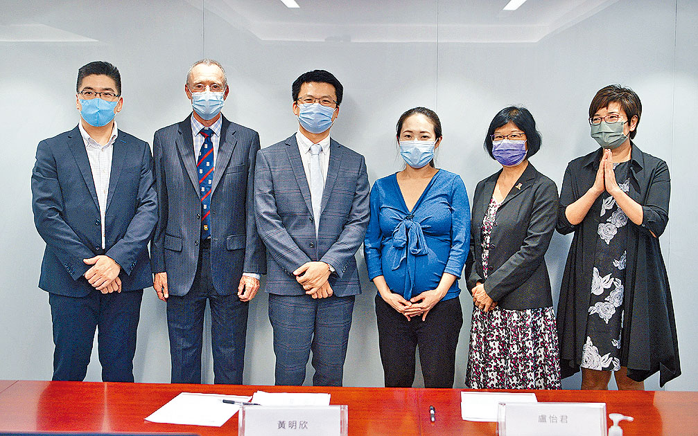 今屆「科學探索獎」本港共有三人獲獎,包括中大副教授盧怡君(右三)、港大教授黃明欣(左三)及物理系教授姚望。