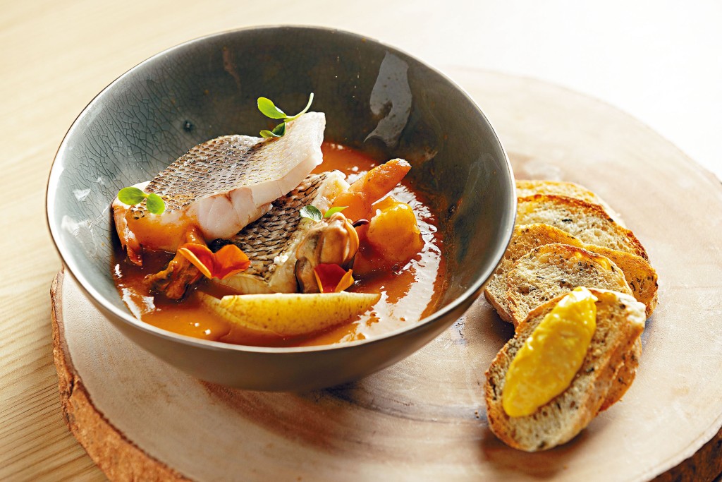 十里洋場，馬賽海鮮湯，濃郁鮮甜的魚湯伴以鱈魚、鱸魚、青口及虎蝦等海產，味道層次更豐腴。