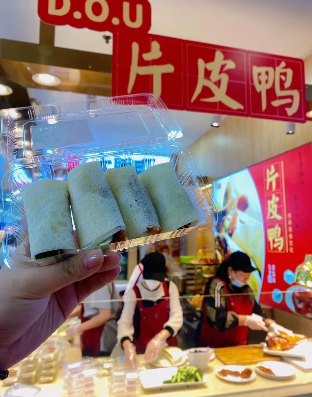珠海好去處2024 | 8. 珠海口岸購物廣場 片皮鴨當小吃出售，是受歡迎美食。（圖片來源：小紅書＠女葶女葶）