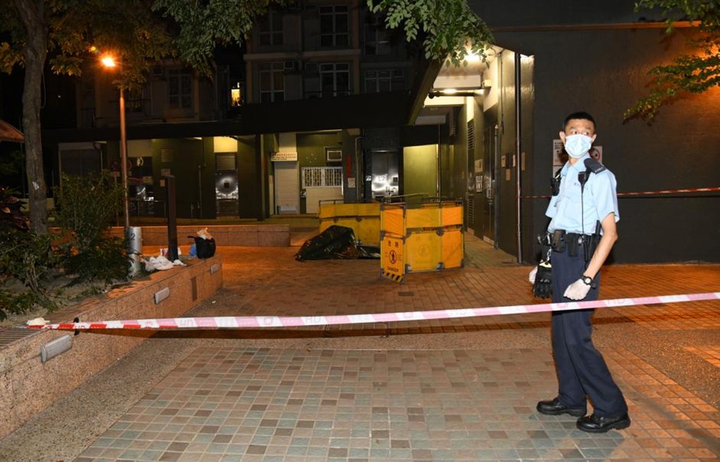 男子高處墮下死亡,警員到場調查。