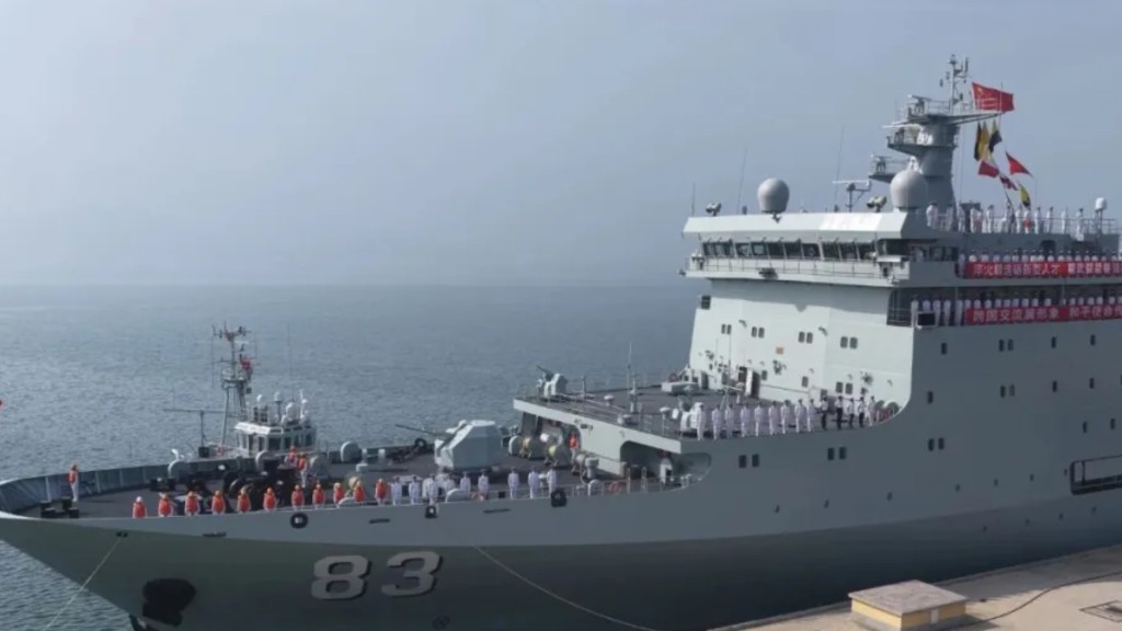 戚繼光艦官兵和學員列隊。微博@解放軍海軍