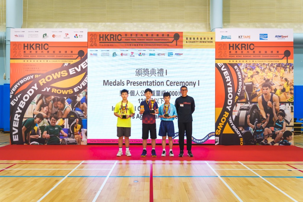 男子1000米12岁以下组别由来自台山商会中学的选手刘准(中)夺冠。 中国香港赛艇协会图片