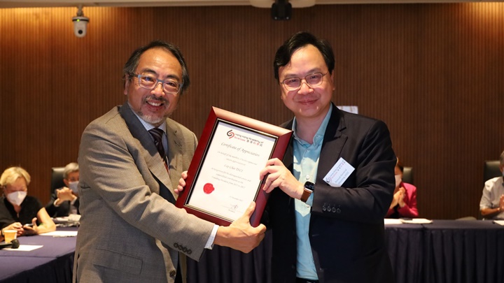 徐立之(左)卸任香港科學院院長，並由盧煜明接任。
