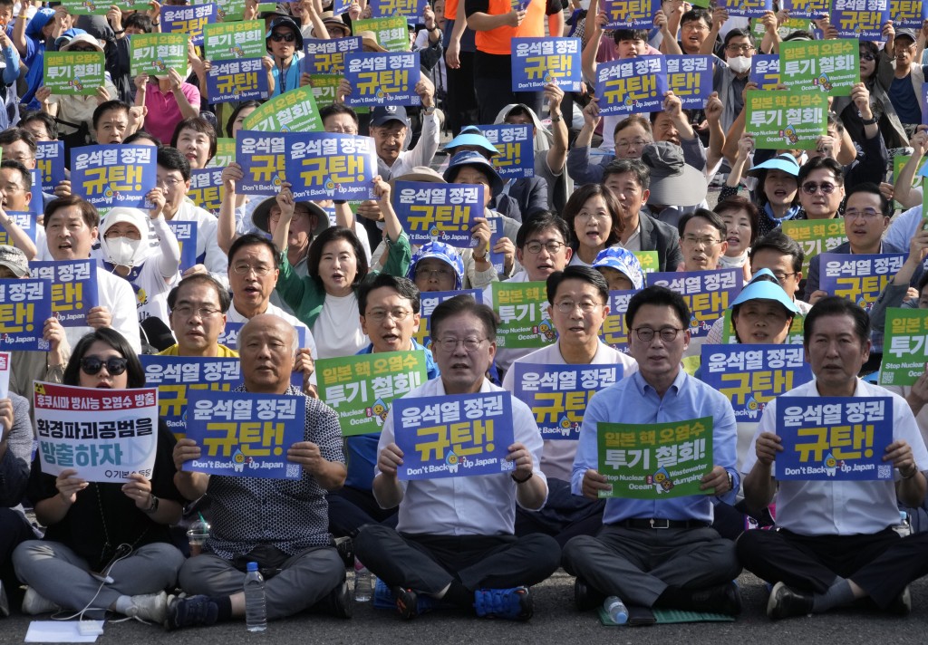 南韓反對派上周六在首爾舉行示威，要求日本停止排放核污水。美聯社