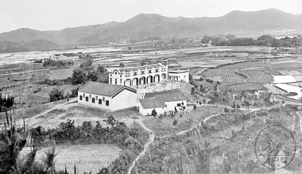 1927年從謙（初級小學）學校，可見四周盡是田園菜地。（黑白圖片）