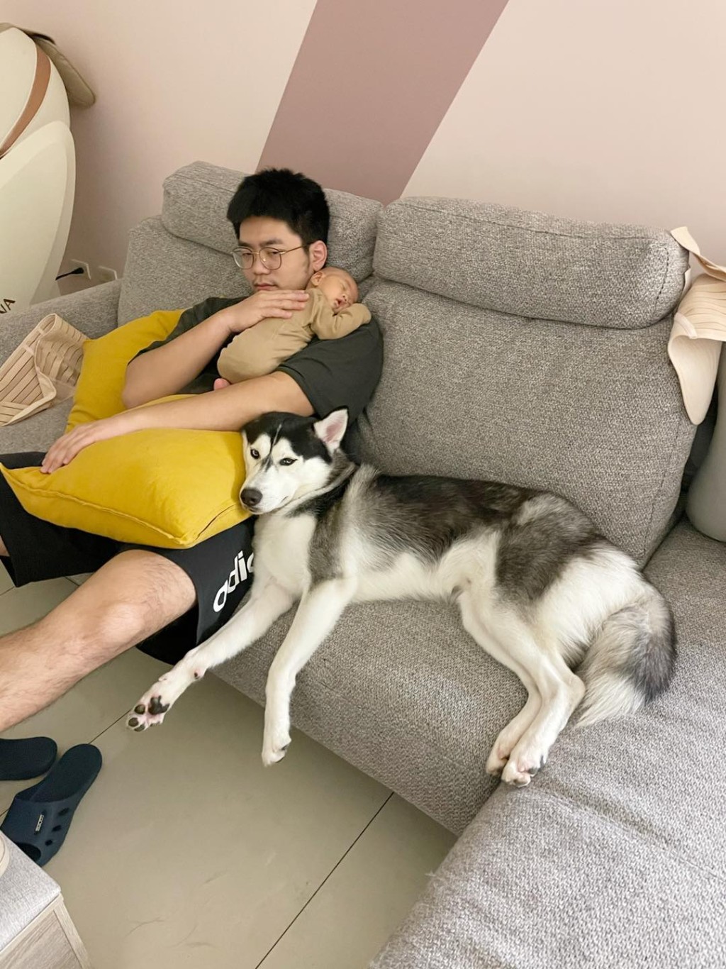 陈彦婷丈夫帮手哄BB瞓觉。fb　