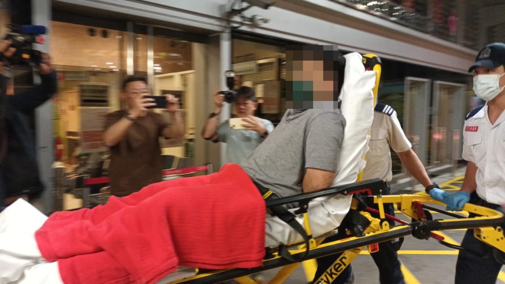 警員於4公里外的西九龍總區警察總部對開發現灰衫男。曾志恒攝 警員於4公里外的西九龍總區警察總部對開發現灰衫男。曾志恒攝