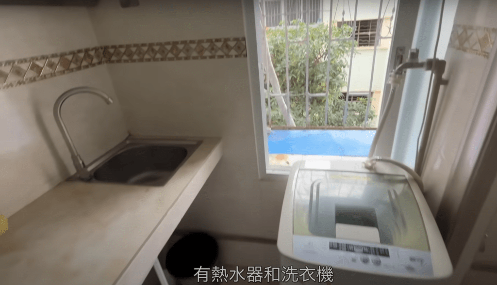 厨房跟洗手间位置设于房间末端（YouTube截图）