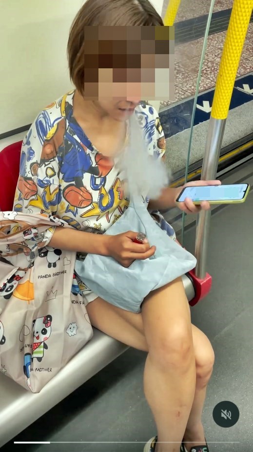 女子兩個鼻孔如孖煙囪噴出白煙的畫面，配合車廂環境，變得格外矚目。。Threads截圖