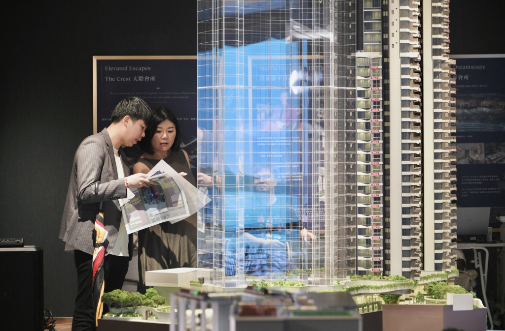 本港按揭市場再有新變化，市場消息指建行亞洲近日推出「H+1%」的按揭計劃，較大行提供的「H+1.3%」低0.3厘。