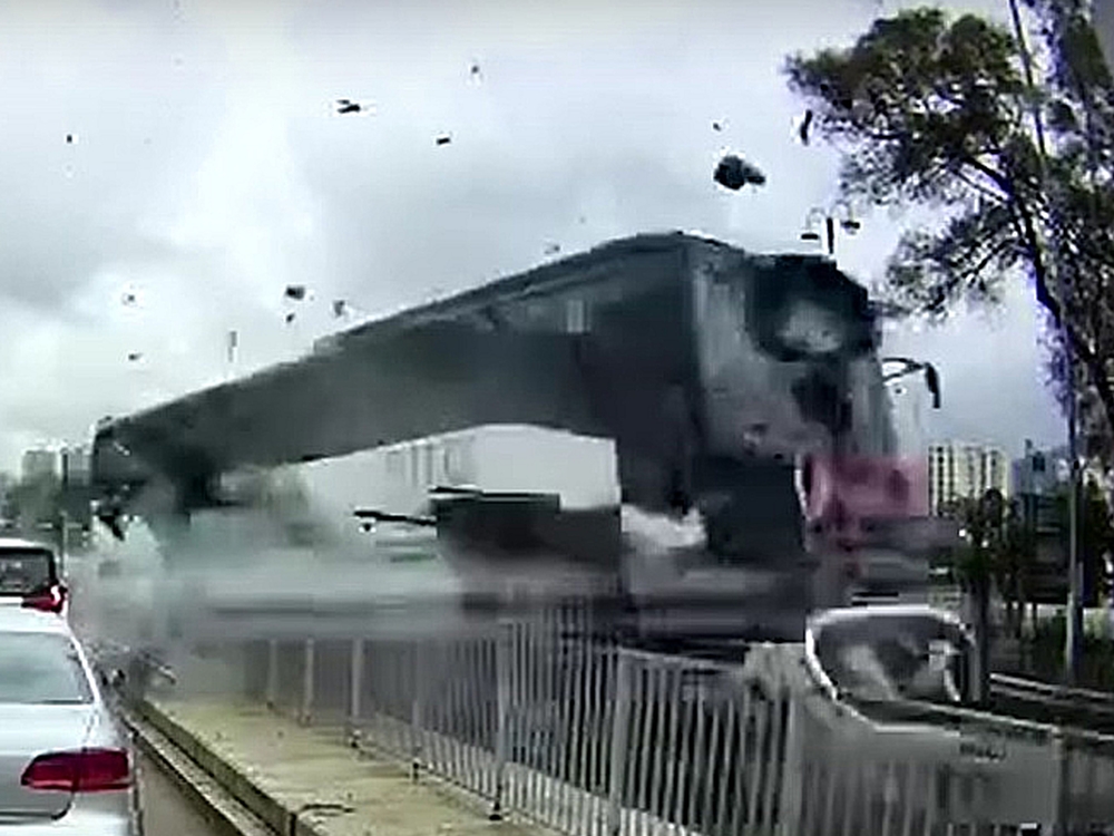 整輛車「炒起」撞向私家車，再衝落城門河單車徑。網圖