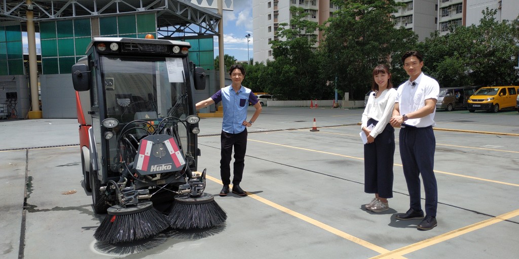BabyJohn又初嘗駕駛機動掃沙車及洗街車。