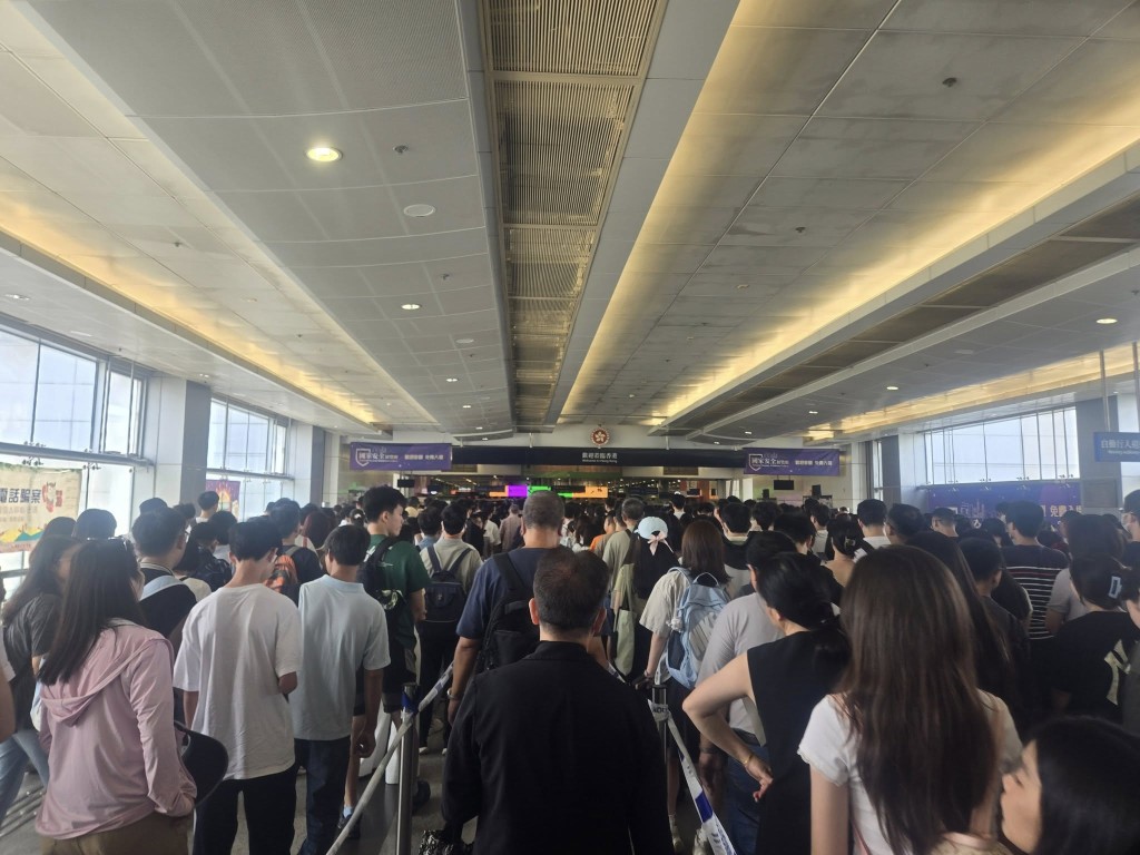 社交平台流傳多張福田口岸「逼爆」的照片。FB圖片 社交平台流傳多張福田口岸「逼爆」的照片。FB圖片