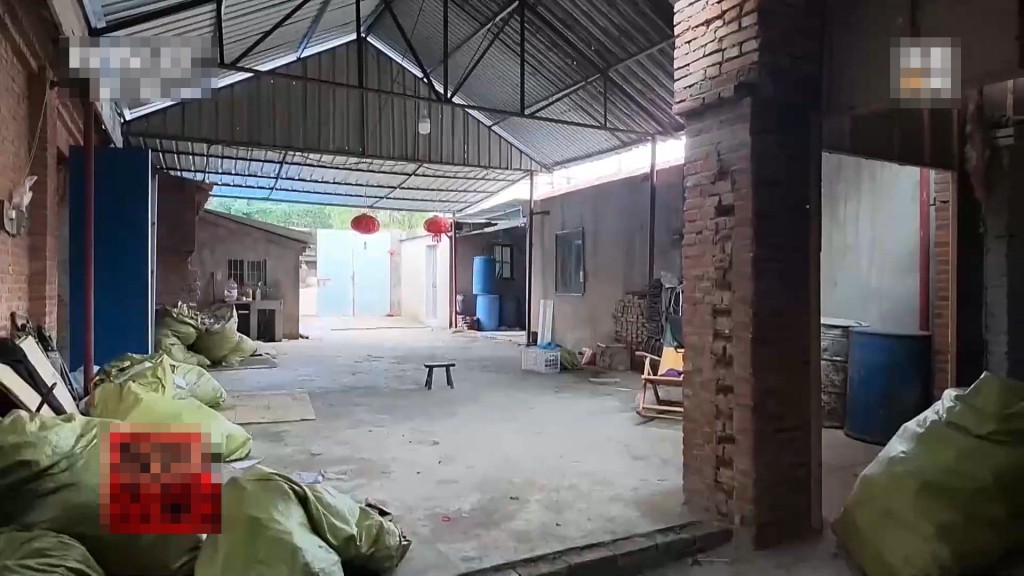 执法人员在简陋工场内拘捕涉案人。央视截图