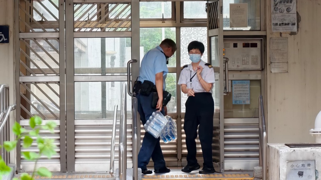 案件交由葵青警區重案組跟進。 案件交由葵青警區重案組跟進。