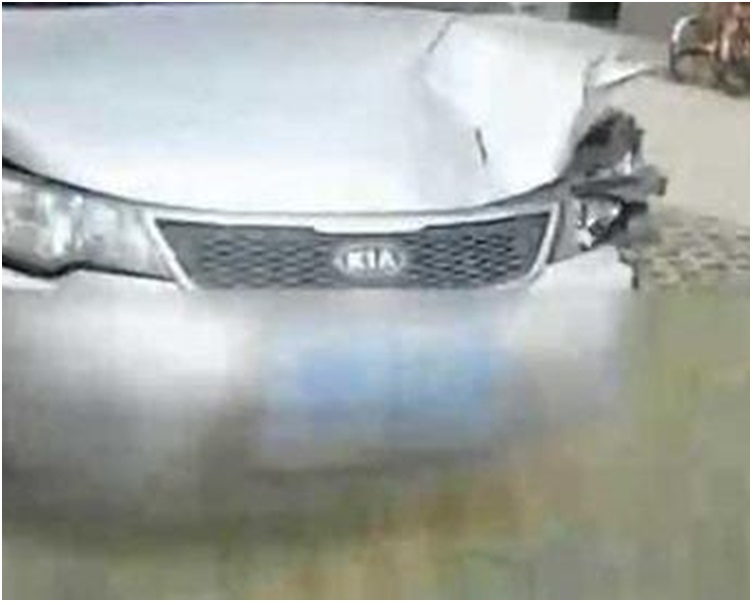 停泊在路邊的車輛左邊車頭被她撞毀。