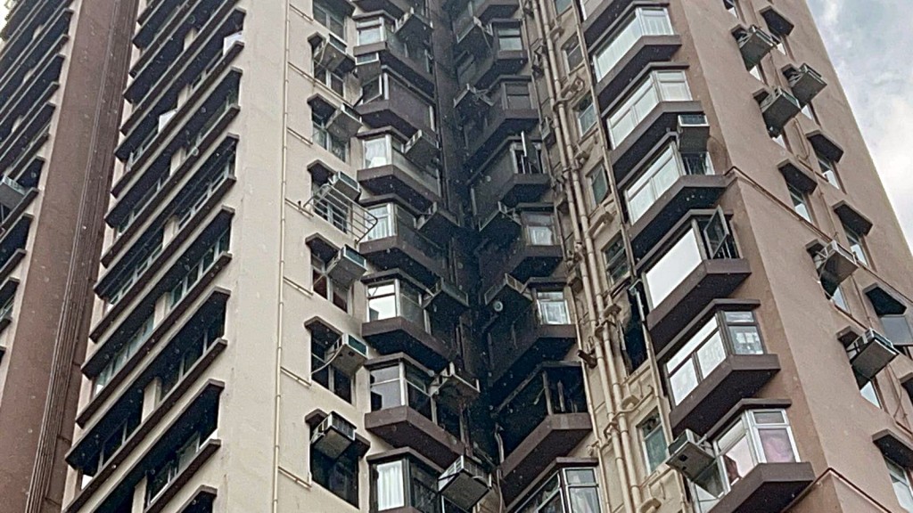 大廈外牆熏黑。楊偉亨攝