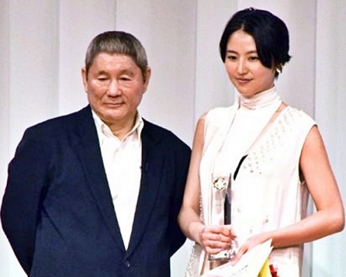 遭北野武寸演技差，長澤正美一臉尷尬。