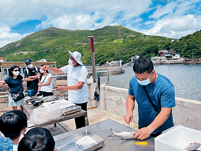 林炳成指深度遊亦重體驗，圖為他示範醃鹹魚。