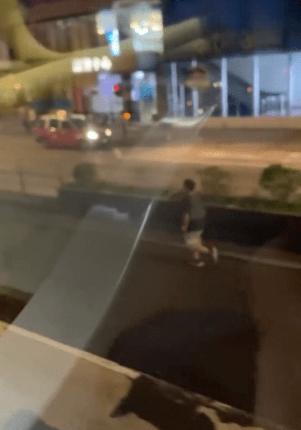 男子晚上在彌敦道快線狂奔。Facebook 車Cam L(香港群組)影片截圖 男子晚上在彌敦道快線狂奔。Facebook 車Cam L(香港群組)影片截圖